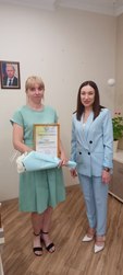 Награждение Букат С.А. руководителем  УСЗН Горобец А.В.